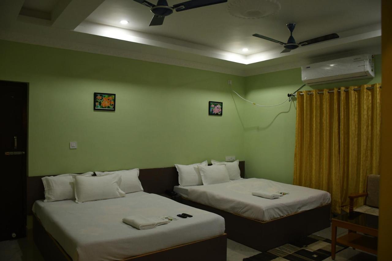 Hotel Aayes And Resort Shanti Niketan Room photo